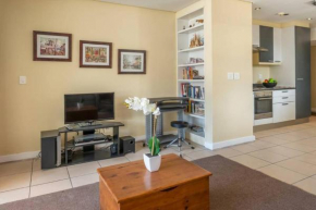 Executive CBD Apartment w/ Balcony, Parking & WIFI